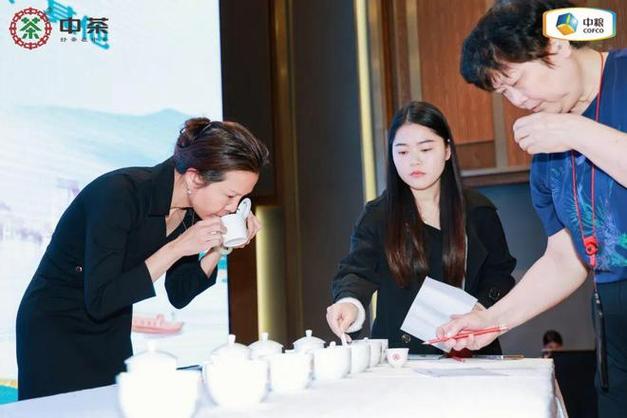 中茶梧州公司總經理助理蔡俊麟,就六堡茶健康研究的最新成果作了分享